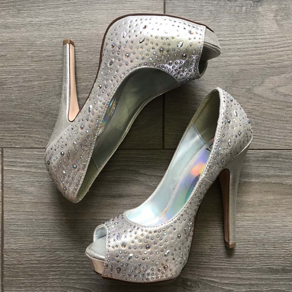 NWOT Delicious Lorica Slver Shimmer Peep Toe Pumps